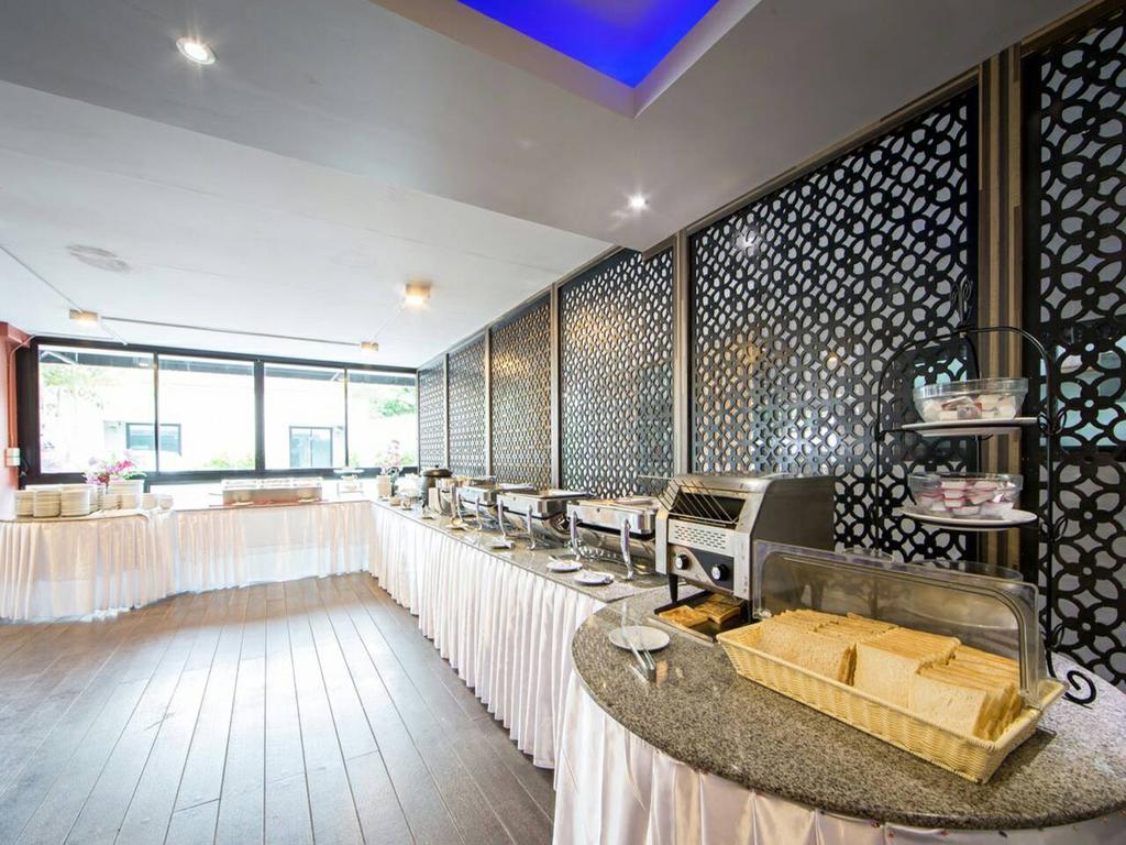 Grand Nai Harn Suites Rawai Bagian luar foto