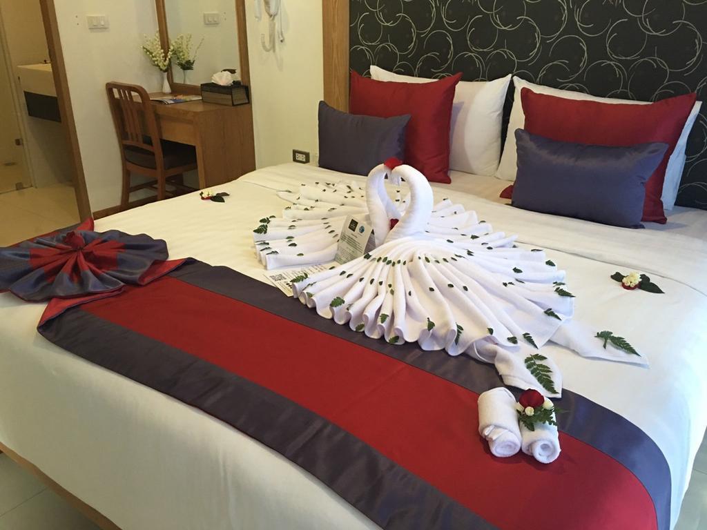 Grand Nai Harn Suites Rawai Bagian luar foto