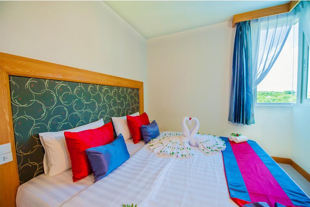 Grand Nai Harn Suites Rawai Bagian luar foto