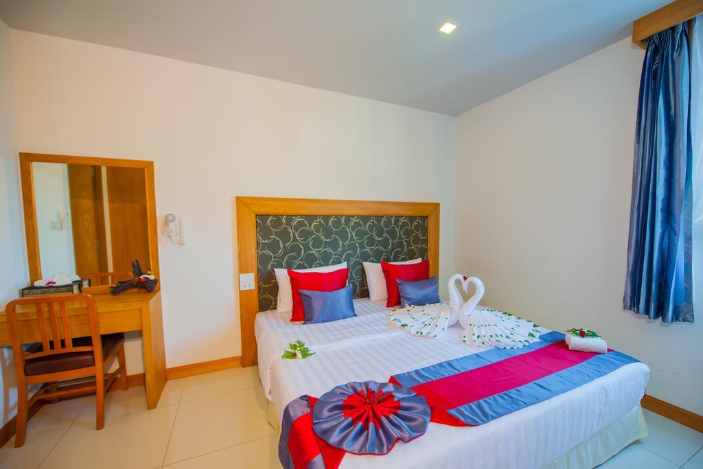 Grand Nai Harn Suites Rawai Bagian luar foto