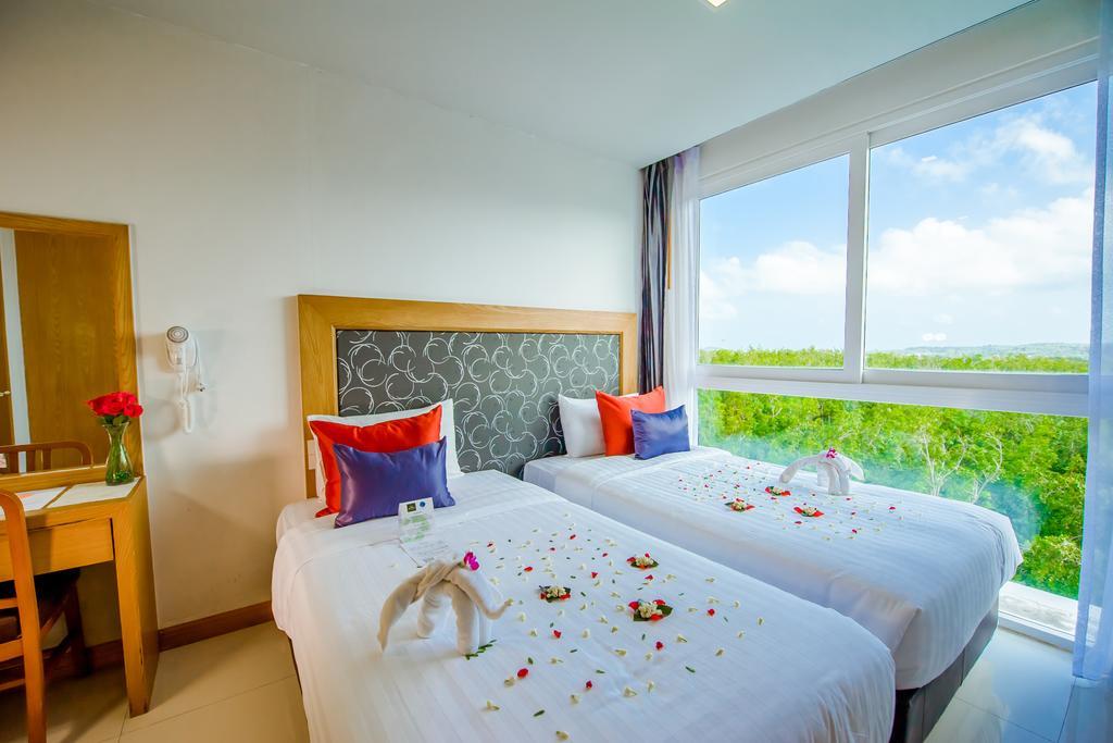 Grand Nai Harn Suites Rawai Bagian luar foto
